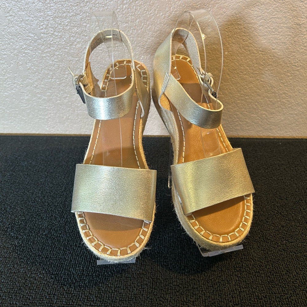 Universal Thread Golden Beach Vacation Platform Gold Wedge Sandals, in Size 8